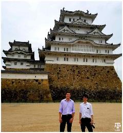 Fukuda-san-and-I-in-front-of-Himeji-Castle